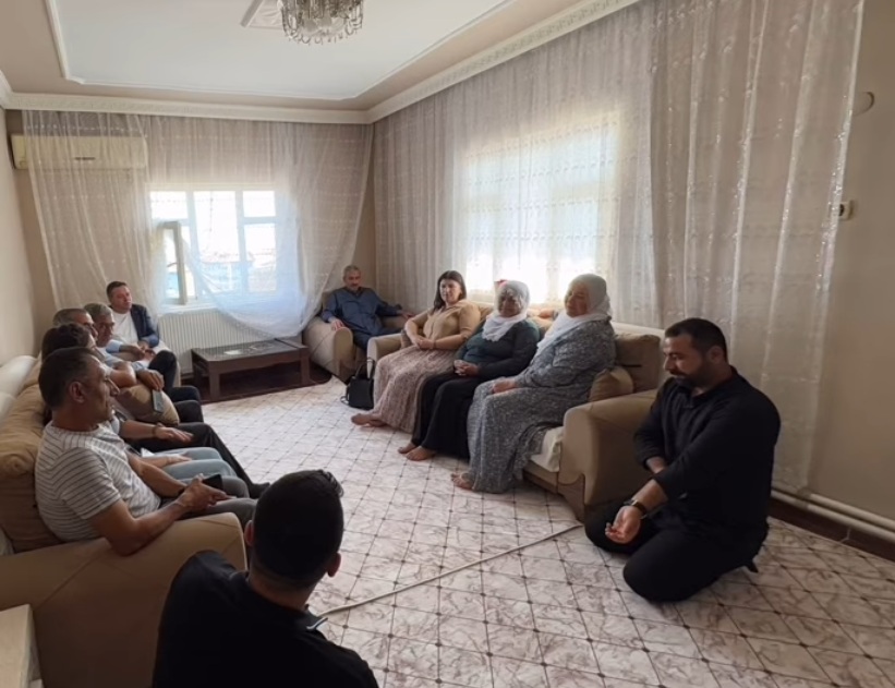 Eş Başkanlarımız Roza Hanım ALTINDAĞ, Mehmet ŞIK ve Meclis üyelerimiz ile birlikte mahallelerimizi ziyaret ederek halkımızla bayramlaştı