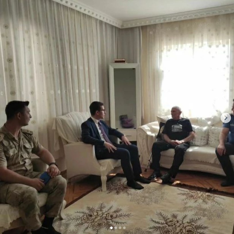 Kaymakam / Belediye Başkan Vekili Yusuf Kaptanoğlu eski koruculardan Gazi Sahip Efe' yi evinde ziyaret etti.